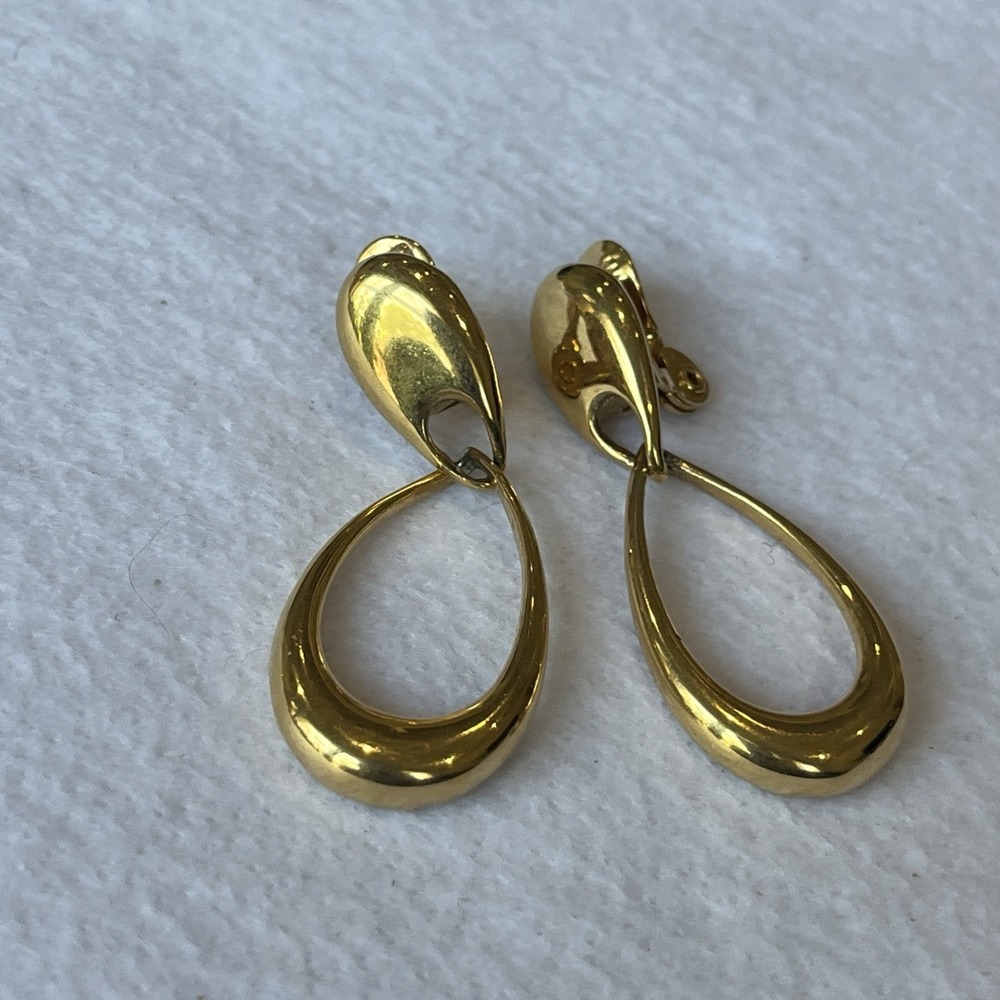 Vintage Monet Goldtone Dangling Oval Teardrop Clip On Earrings